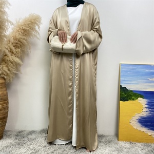 1439 #   Abaya pour femmes musulmanes en satin lisse, style kimono à manches fendues, vêtement islamique populaire, abayas modestes imprimées avec des lignes argentées - Product Image 3
