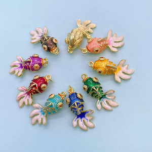 CH-LAP1616 Offre Spéciale Émail Poisson Pendentif Coloré Poisson Os Émail Charmes Argent Plaqué <span class=keywords><strong>Koi</strong></span> Poisson Accessoire En Gros Bijoux - Product Image 2