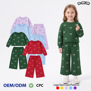 Conjunto de 2 piezas <span class=keywords><strong>con</strong></span> estampado de lazos para niñas pequeñas: Sudadera corta <span class=keywords><strong>con</strong></span> ribete festoneado y pantalones de pierna ancha, atuendo informal y moderno para el tiempo libre. - Product Image 1