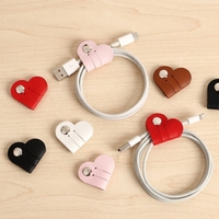 Organisateur de câbles mignon en forme de mini-cœur, support portable en cuir PU pour écouteurs, accessoire de fixation de câbles en gros pour usage quotidien