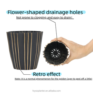 Foyooplanter Macetas de plástico PP chapadas en oro de rayas verticales de varios tamaños, con diseño superpuesto y orificios de drenaje - Product Image 4