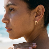 QIAOREN 11876 Pendientes de tuerca de gato huecos de moda, de acero inoxidable chapado en oro de 18K, joyería con contorno de gatito lindo para mujeres y niñas, ¡superventas en EE. UU.!