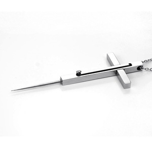 Collier de défense personnelle à chaîne croisée avec pointe dissimulée pour femmes, arme anti-agression portable, équipement de sécurité pour le camping - Product Image 1