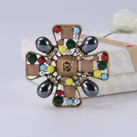 Broche créative colorée en forme de croix creuse, ornée de diamants et de strass, accessoires de mode rétro vintage en forme de fleur