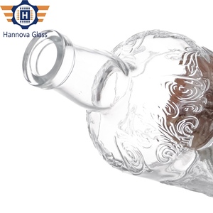 Bouteille en <span class=keywords><strong>verre</strong></span> ronde décorative de 700ml avec logo personnalisé et motifs <span class=keywords><strong>vintage</strong></span> en relief pour alcool whisky <span class=keywords><strong>rhum</strong></span> et spiritueux - Product Image 5