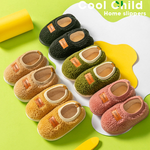 Vente en gros de pantoufles pelucheuses pour enfants de 1 à 6 ans Pantoufles en peluche pour filles Talon fermé Intérieur Maison Pantoufles chaudes d'hiver antidérapantes - Product Image 2