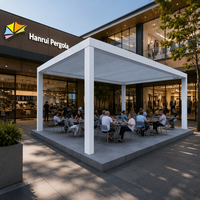 Pergola bioclimatique en aluminium sur mesure avec toit à lames orientables et écran coulissant en verre pour jardin, patio, piscine