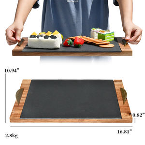 Plateau de service à steak en bois de haute qualité avec ardoise noire résistante aux hautes températures et poignée en métal - Product Image 2