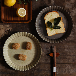 Ensemble d'assiettes à dessert en céramique japonaise Japandi, assiettes rondes cannelées de couleur unie avec motif végétal sous glaçure, non toxiques - Product Image 1