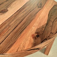 Table basse ronde en bois massif rustique, aspect bord naturel, grain brun foncé rougeâtre, avec pieds coniques robustes pour salon