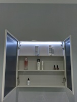 Ensemble de meuble-lavabo gris tout en aluminium et acier inoxydable avec miroir grossissant mural, double porte et éclairage LED, design moderne, facile à installer