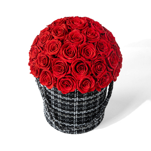 Roses éternelles préservées rose vif sous dôme floral rond - Décoration de mariage et du Nouvel An, fait main, respectueux de l'environnement - Product Image 5