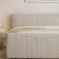 Chambre principale, style Wabi Sabi, lit double minimaliste, nouveau design, couleur crème