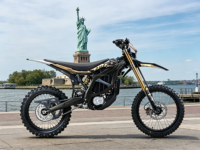 En stock aux États-Unis, Surron Ultra Bee 2026 L1e 74V60Ah, moto tout-terrain à charge rapide homologuée pour la route, 24,5 kW