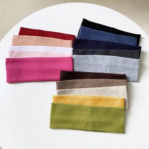 عصابة رأس رياضية مرنة واسعة محبوكة بشعار مخصص، مناسبة للجيم واليوغا والتمارين، ناعمة ومرنة، إكسسوار شعر عصري - Product Image 3