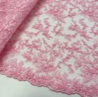 Tissu en tulle de luxe entièrement orné de dentelle florale, brodé à la main de perles fines, maille transparente pour robe de mariée formelle ou de haute couture