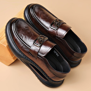 Nuevo modelo de zapatos de cuero estilo inglés con suela gruesa para negocios y uso casual, con diseño antideslizante en la suela. - Product Image 1
