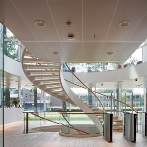 Scala Interna Moderna ed Elegante con Curva ad Arco, Gradini in Rovere Bianco Naturale <span class=keywords><strong>e</strong></span> Corrimano in Legno - Sicura, Ecologica <span class=keywords><strong>e</strong></span> Durevole - Product Image 3