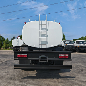 Nouvelle condition Dongfeng 4x4 tout route transmission manuelle <span class=keywords><strong>camion</strong></span>-<span class=keywords><strong>citerne</strong></span> 5001-10000L <span class=keywords><strong>volume</strong></span> du réservoir pour le transport de l'eau - Product Image 5