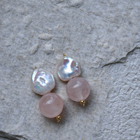 Boucles d'oreilles clous en perles baroques naturelles irrégulières faites à la main avec pierres précieuses colorées et pierres rondes en cristal naturel.