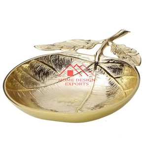 Bol décoratif artisanal en métal doré avec motif feuille, sculpté, pour fruits et collations, idéal pour offrir - Product Image 1