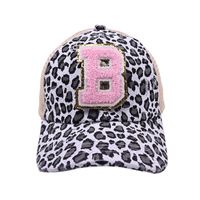 Sombrero de chenilla con Logo del alfabeto para mujer, gorra de malla con cola de caballo entrelazada, estampado de guepardo, para moño desordenado, color rosa, 26 iniciales