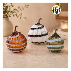 Ensemble de citrouilles en verre soufflé artisanal de luxe, motifs rayés orange, blanc et vert olive, figurines décoratives en verre soufflé Shri - Product Image 1