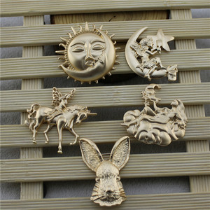 Elegante antico sole e luna spilla nuova moda oro opaco bacio nebbia spilla in metallo con placcatura in oro tema amore - Product Image 4