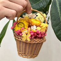 Arrangement de fleurs séchées miniatures faites à la main avec panier en rotin pour la décoration de table de mariage, roses séchées préservées