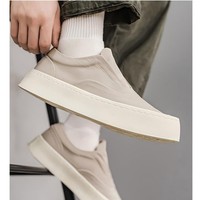 Sneakers minimalistes à enfiler : Chaussures décontractées de luxe à semelle épaisse en beige, alliant confort de haut niveau et style rétro design.