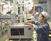 Ligne de production de fours à micro-ondes, ligne d'assemblage d'appareils électroménagers, machine de fabrication semi-automatique personnalisée