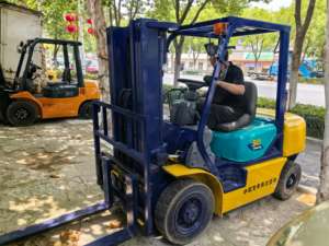 รถยกเครื่องยนต์ดีเซล Komatsu สินค้า3Ton 3Ton FD30สินค้าในสภาพดีจากญี่ปุ่น - Product Image 4
