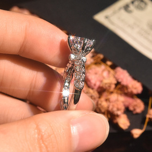 Anello Grande Elegante da <span class=keywords><strong>Donna</strong></span> Aivenchy, Gioiello in <span class=keywords><strong>Argento</strong></span> Sterling S925 Placcato Rodio con Diamante Sintetico e Moissanite Rotonda - Product Image 4