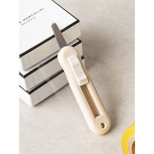 Cuchillo cortador de mensajería de oficina de doble cara con cuchillas de acero inoxidable y mango de plástico para corte de utilidad - Product Image 1