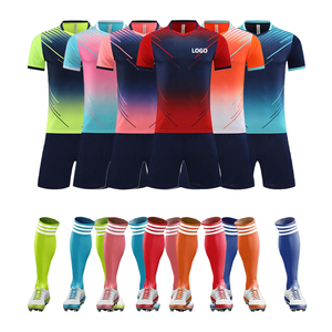 Camiseta deportiva y pantalones cortos elásticos con logotipo personalizado hecho de material de punto doble - Product Image 4