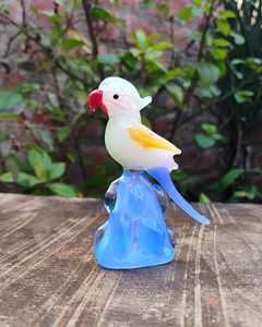 Miniatura de Loro de Vidrio Soplado a Mano, Base Azul, Colores Blanco, Amarillo y Rojo, Artesanía Animal Hecha a Mano, Decoración para Año Nuevo y Día de la Tierra - Product Image 5