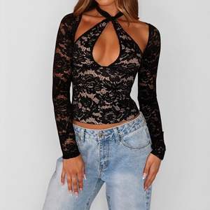 Haut court tendance pour femme en dentelle à col licou, manches longues, ajouré, en maille douce de spandex et polyester, idéal pour sortir - Product Image 1