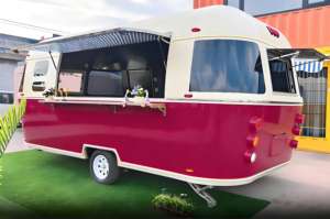 Patacones Colombianos Fritos en Doble Capa con Carne de Res Desmenuzada, Frijoles Negros, Aguacate y Crema de Hogao - Product Image 1