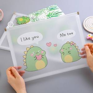 Sacs de maquillage en PVC givré de fermeture éclair de logo personnalisé pour le stockage de maquillage avec le modèle de lettre Lady Style - Product Image 5