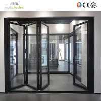 Porte pliante de luxe MULTISHADES pour villa, transformant les espaces avec un design minimaliste et contemporain