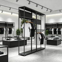Isla de Exhibición de Metal Negro con Paneles Divisores Superiores y Rieles Colgantes Escalonados para Boutique de Ropa Deportiva