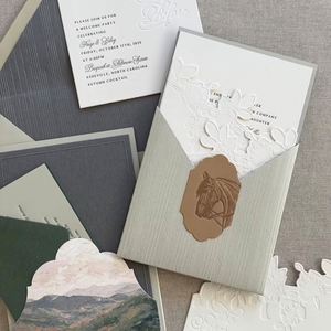Suite d'invitations de mariage imprimées en typographie de style classique, avec logo et texte personnalisés, sur papier de luxe, pour les petites entreprises, les détaillants et les clients B2B - Product Image 3