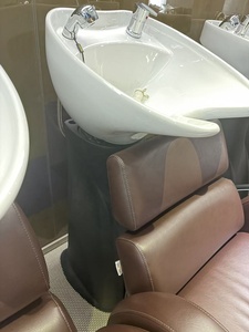 Sillón de Peluquería Moderno con Lavacabezas de Cerámica, Asiento de Cuero PU, Estructura Metálica, Reposapiés Ajustable y Función de Masaje - Duradero y Comercial - Product Image 3