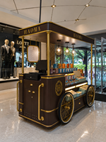 Kiosque alimentaire mobile sur mesure avec fenêtres de service rabattables, intérieur en acier inoxydable, stand de vente de café et de snacks extérieur sur roues