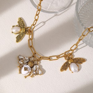 Collier Pendentif Abeille Thème Insectes Tendance Rétro avec Perle d'Eau Douce, Chaîne en Cuivre Plaqué Or 18 carats, Ensemble Unisexe, Cadeau - Product Image 3