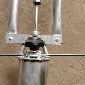 Herramienta manual de acero inoxidable para cavar agujeros en jardinería, con diseño resistente al óxido - Product Image 1