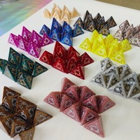 Donjons et dragons polyédriques multifaces personnalisés Élément dragon D4 Dés en plastique sculptés à 4 faces pour jeux de table