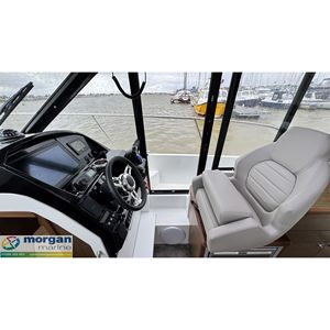 Jeanneau Merry Beverley 895, Lancha de Lujo para Pesca y Patrullaje, Casco de Fibra de Vidrio y Acero, Modelo 2024, Motor de Gasolina, 2+4 Camarotes - Product Image 1