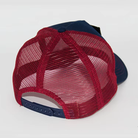 Rode en marineblauwe kleurblok-trucker pet met 5 panelen, aanpasbaar - ademende mesh snapback pet met klittenbandpatch & one size fits all