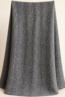 Tela de Poliéster 100% con Bordado de Camelia en Contorno Morado sobre Base Verde, Textil Bordado Floral para Prendas y Abrigos de Niñas